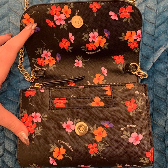 NWOT Black and Floral Steve Madden Crossbody - Picture 4 of 4